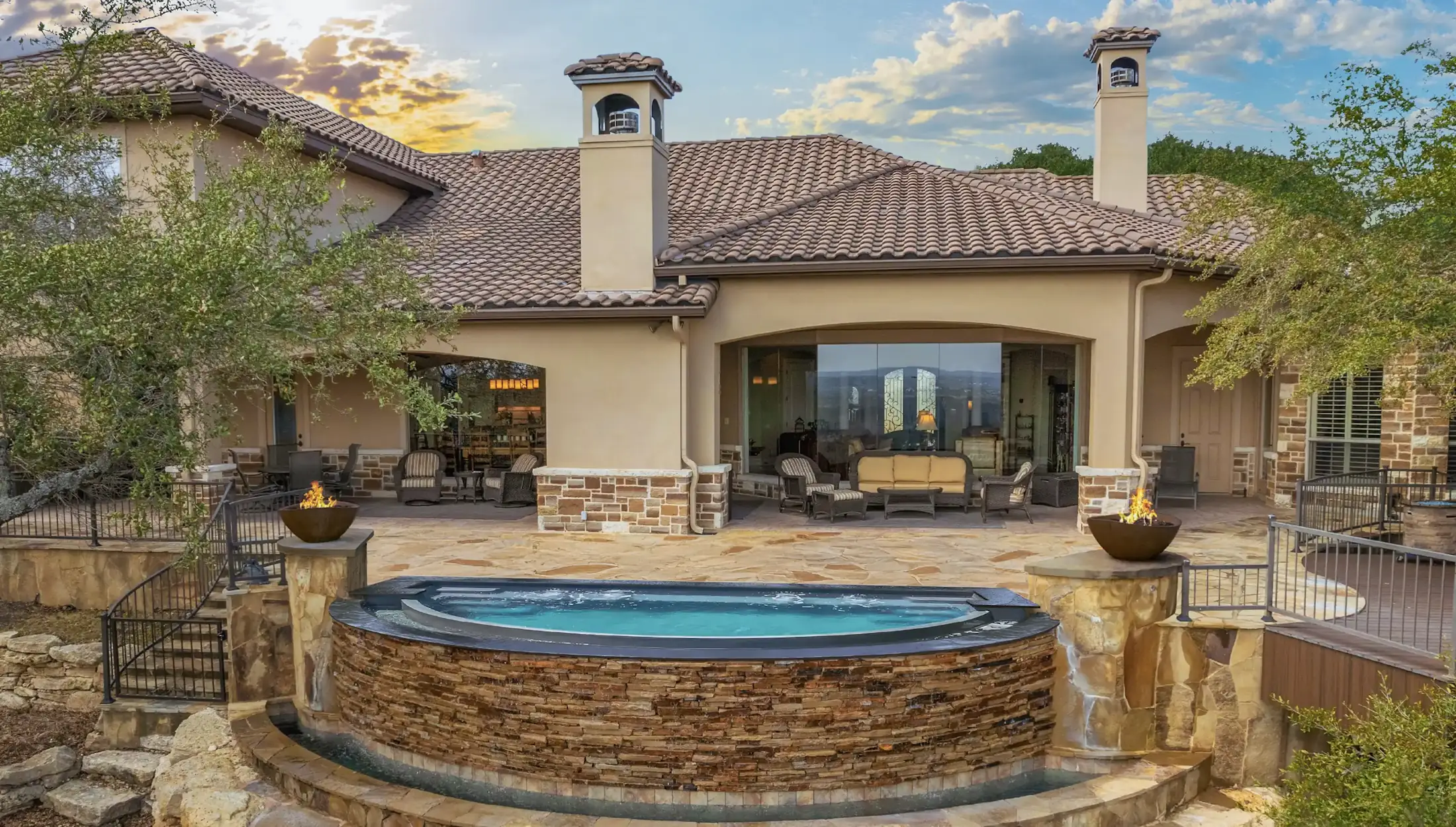 Niagara fiberglass pool — infinity edge with flat-bottom design